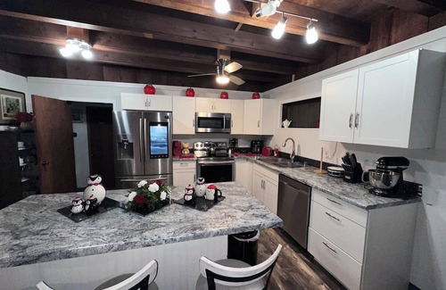 Cross Lanes Kabine | Rustic and restful 2-bedroom lake cabin in Cross Lanes with smart amenities.