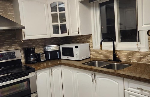 Brampton Haus | 25 minutes From YYZ Airport Luxurious 5 Bedrooms 3Bath Home with a POOL & WIFI