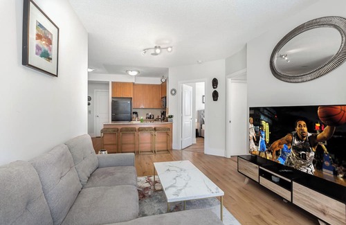 Fairview Eigentumswohnung | Lavish 2BR/2Bath Condo Steps to Square One Mall