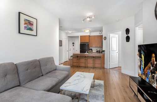 Fairview Eigentumswohnung | Lavish 2BR/2Bath Condo Steps to Square One Mall