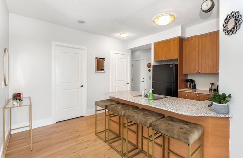 Fairview Eigentumswohnung | Lavish 2BR/2Bath Condo Steps to Square One Mall