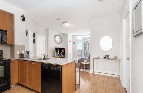 Fairview Eigentumswohnung | Lavish 2BR/2Bath Condo Steps to Square One Mall