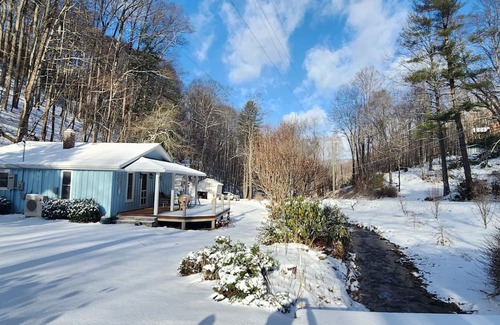 Ridgewood Estates Kabine | Relax and Recharge in a 1940's Creekside Cabin
