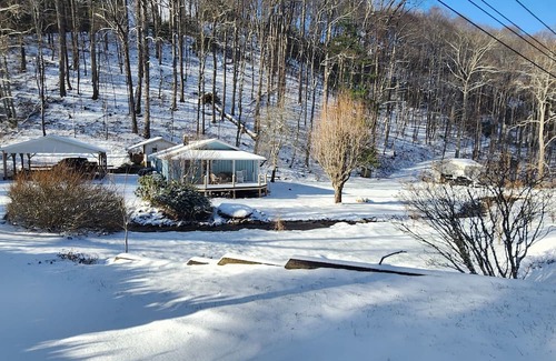 Ridgewood Estates Kabine | Relax and Recharge in a 1940's Creekside Cabin