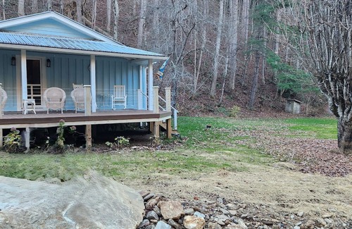 Ridgewood Estates Kabine | Relax and Recharge in a 1940's Creekside Cabin