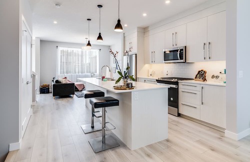 Chestermere Haus | New Home with Central AC, 15 Mins to YYC, 5 Mins to Lake & Stoney - Pets welcome