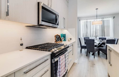 Chestermere Haus | New Home with Central AC, 15 Mins to YYC, 5 Mins to Lake & Stoney - Pets welcome
