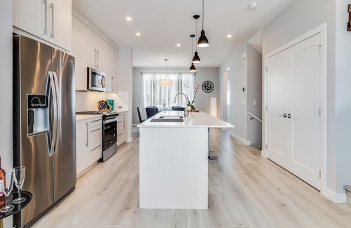 Chestermere Haus | New Home with Central AC, 15 Mins to YYC, 5 Mins to Lake & Stoney - Pets welcome