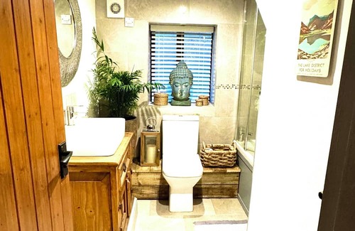 Eamont Bridge Haus | 1800’s Barn conversion located in a village close to Penrith. Luxury room.