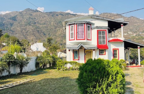 Bhimtal Hütte | Serene 4-Bedroom Cottage in Bhimtal – Hill Views & Cozy Place