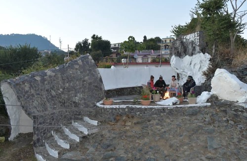 Bhimtal Hütte | Serene 4-Bedroom Cottage in Bhimtal – Hill Views & Cozy Place