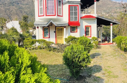 Bhimtal Hütte | Serene 4-Bedroom Cottage in Bhimtal – Hill Views & Cozy Place