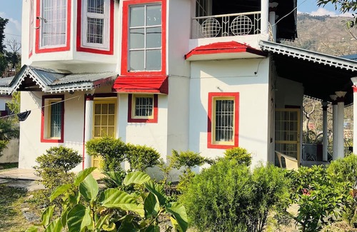 Bhimtal Hütte | Serene 4-Bedroom Cottage in Bhimtal – Hill Views & Cozy Place