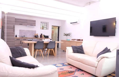 Sclayn Wohnung | Modern Comfort ★ AC, Pellet Stove & Parking ★ 3 Min from Highway