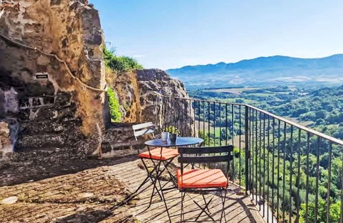 San Michele in Teverina Haus | Stunning private villa for 6 guests with A/C, private pool, WIFI, TV and terrace