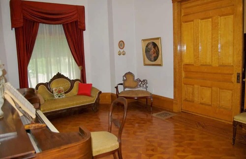 Richland Center Haus | 512B) Ma'on House Bed and Breakfast