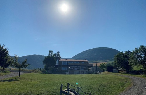 Saint-Georges-de-Luzencon Skihütte | 35m2 chalet, sleeps 6, with mountain views.