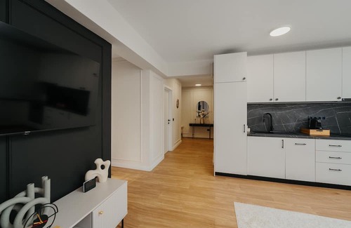 Livezeni Wohnung | Charming 2-bedroom apartment with AC, WiFi in enchanting Livezeni