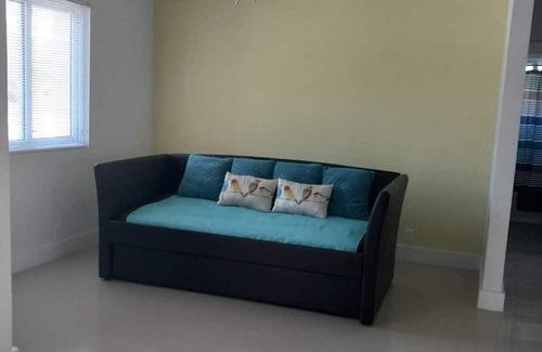 Williams Town Haus | Charming 3-bedroom house with AC, WiFi in lovely Freeport