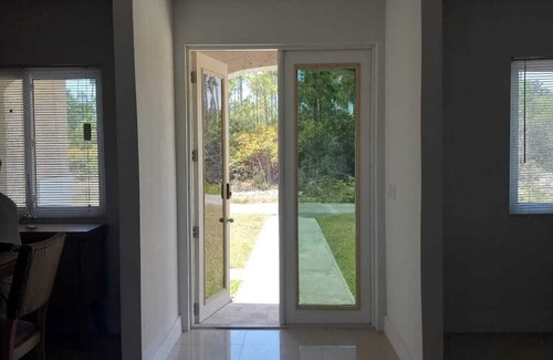 Williams Town Haus | Charming 3-bedroom house with AC, WiFi in lovely Freeport
