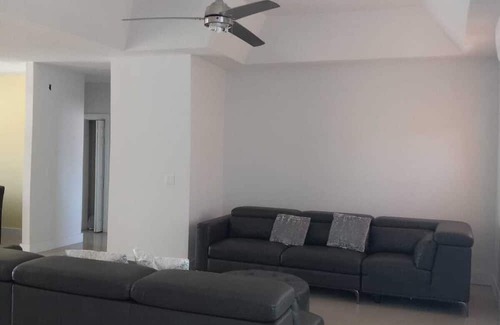 Williams Town Haus | Charming 3-bedroom house with AC, WiFi in lovely Freeport