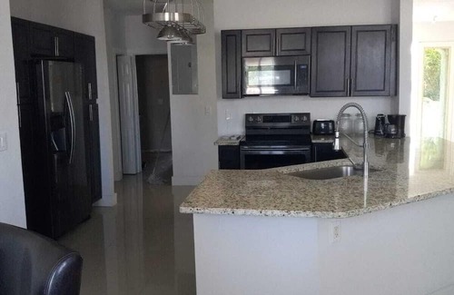 Williams Town Haus | Charming 3-bedroom house with AC, WiFi in lovely Freeport