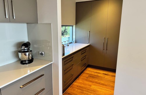 Singleton Haus | Beautiful Beachside Home Have fun with whole family in this very stylish hom