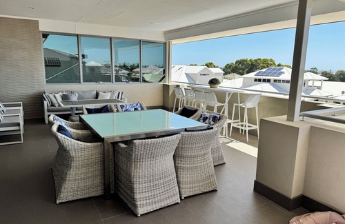 Singleton Haus | Beautiful Beachside Home Have fun with whole family in this very stylish hom