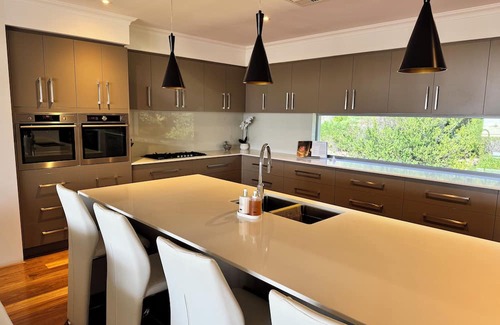 Singleton Haus | Beautiful Beachside Home Have fun with whole family in this very stylish hom