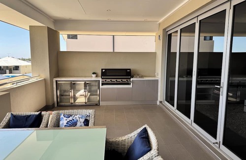 Singleton Haus | Beautiful Beachside Home Have fun with whole family in this very stylish hom