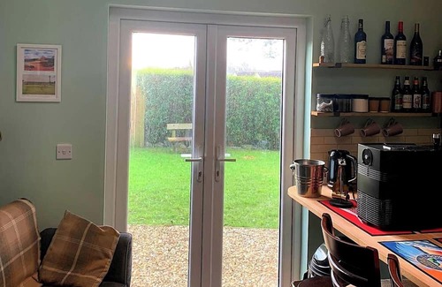 Llanelli Kabine | Y Caban-The Cabin-1 Bed-Sleeps 2-Parking-Fast Wifi