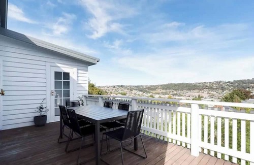 East Launceston Haus | Modern Home with City Views
