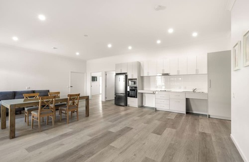 Goodna Haus | 5 Guest 3 Bed,3 Bath Free Parking, wifi, patio