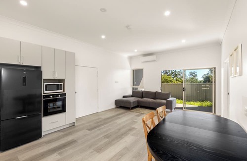 Goodna Haus | 5 Guest 3 Bed,3 Bath Free Parking, wifi, patio