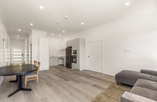 Goodna Haus | 5 Guest 3 Bed,3 Bath Free Parking, wifi, patio