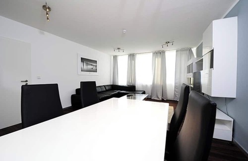 Weststadt Wohnung | 150 m² Apt | full AC | netflix | center | balcony
