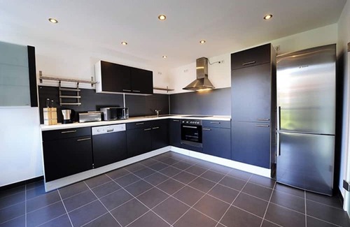 Weststadt Wohnung | 150 m² Apt | full AC | netflix | center | balcony
