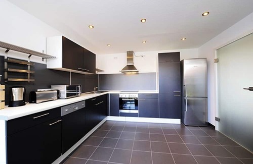 Weststadt Wohnung | 150 m² Apt | full AC | netflix | center | balcony