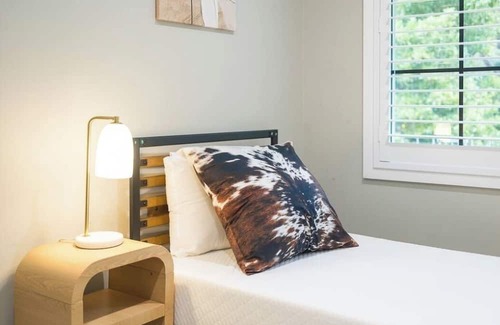 Castle Hill Haus | Charming 4-bedroom house with AC, WiFi in tranquil Castle Hill