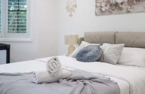 Castle Hill Haus | Charming 4-bedroom house with AC, WiFi in tranquil Castle Hill