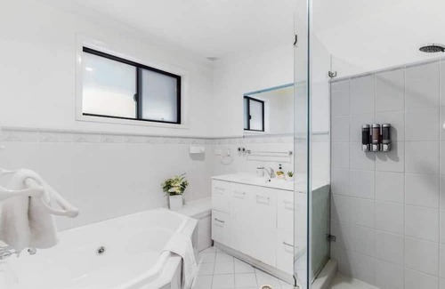Castle Hill Haus | Charming 4-bedroom house with AC, WiFi in tranquil Castle Hill