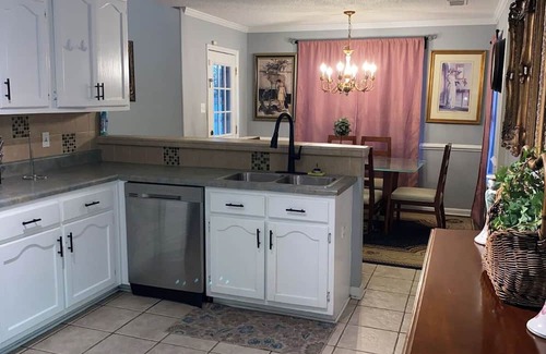 Olive Branch Haus | 6 Bedroom Home w/POOL in Desirable Olive Branch Suburb Near Stateline