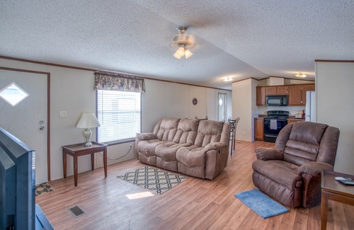 Pecos Haus | Cozy 2-bedroom mobile home in charming Pecos with AC