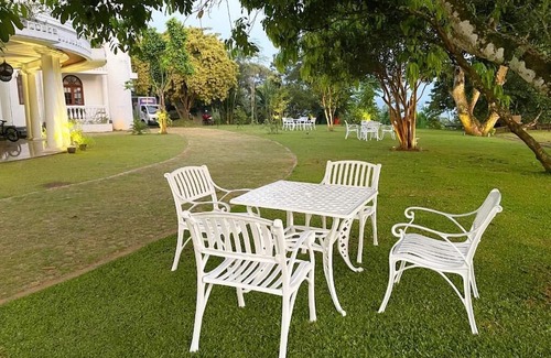 Yatinuwara Haus | Soothing Homestay with AC in Polgahamulla