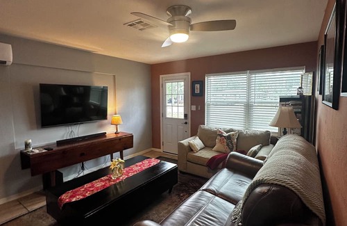 Maravilla Villa | Charming lil’ 2-bedroom villa with cold AC and fast WiFi in beautiful Fort Myers