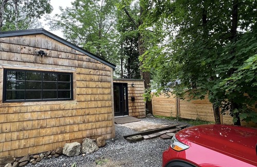 Rumford Haus | Charming 1-bedroom house with WiFi, Fireplace, Wooded Walking Trails