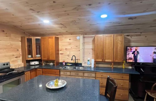 Rumford Haus | Charming 1-bedroom house with WiFi, Fireplace, Wooded Walking Trails