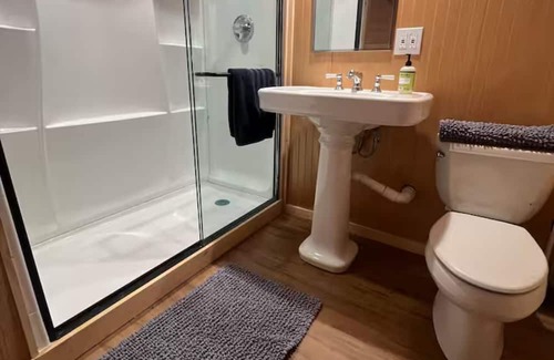 Rumford Haus | Charming 1-bedroom house with WiFi, Fireplace, Wooded Walking Trails