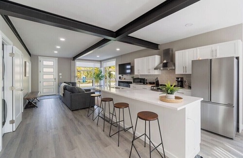 Central Alberta Haus | Modern Home and guest house in peaceful location.