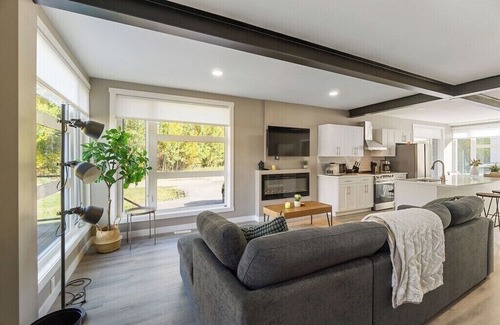 Central Alberta Haus | Modern Home and guest house in peaceful location.